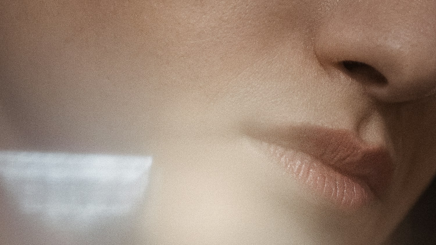 Rhode par Hailey Bieber : la machine financière du Glazed Skin au crash-test de la barrière cutanée